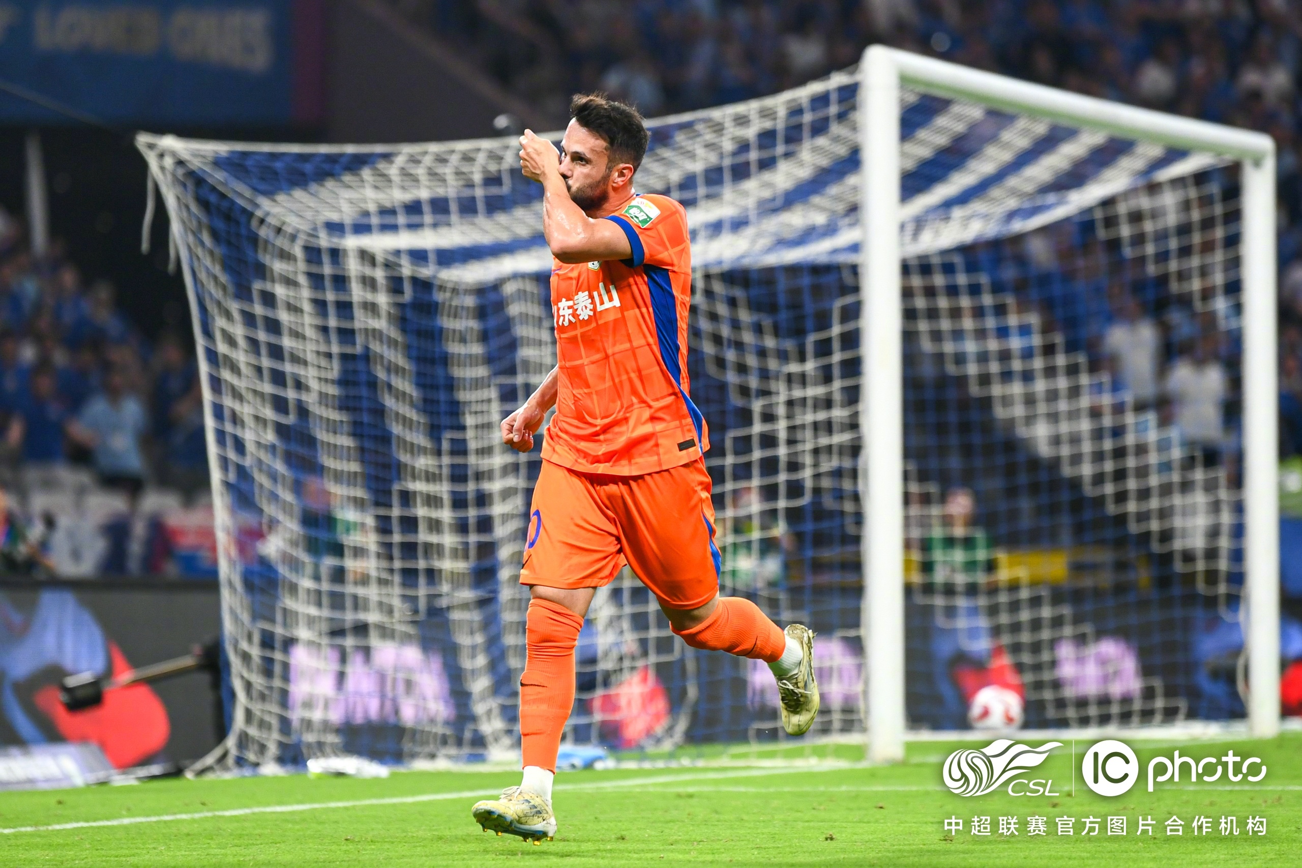 包含国际比赛日突围战来临；山东泰山围绕德国杯远射贴柱；震撼外界；更衣室氛围转暖的词条